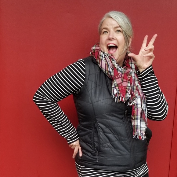 Meet your Posher, Elle - Picture 2 of 5